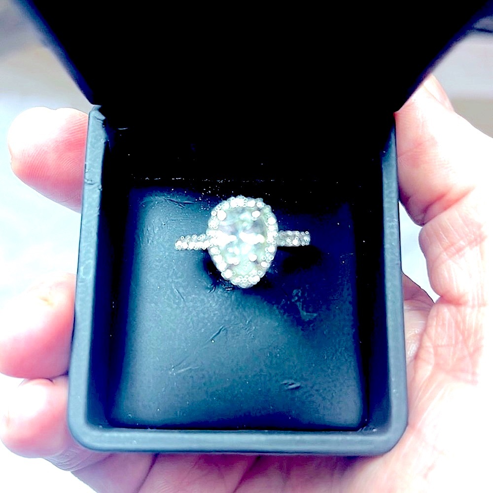 Nwot solitaire lab made Diamond engagement ring band has 7 diamonds on each side